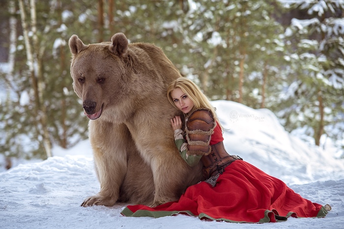 Картинка девушка с медведем в обнимку