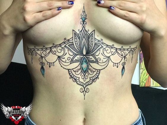 женская татуировка мандалы под грудью