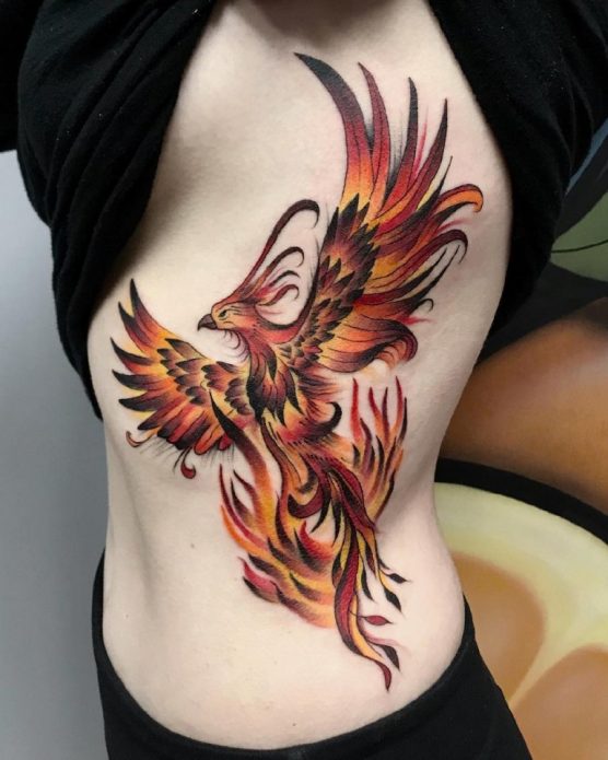Татуировка феникс у девушки
