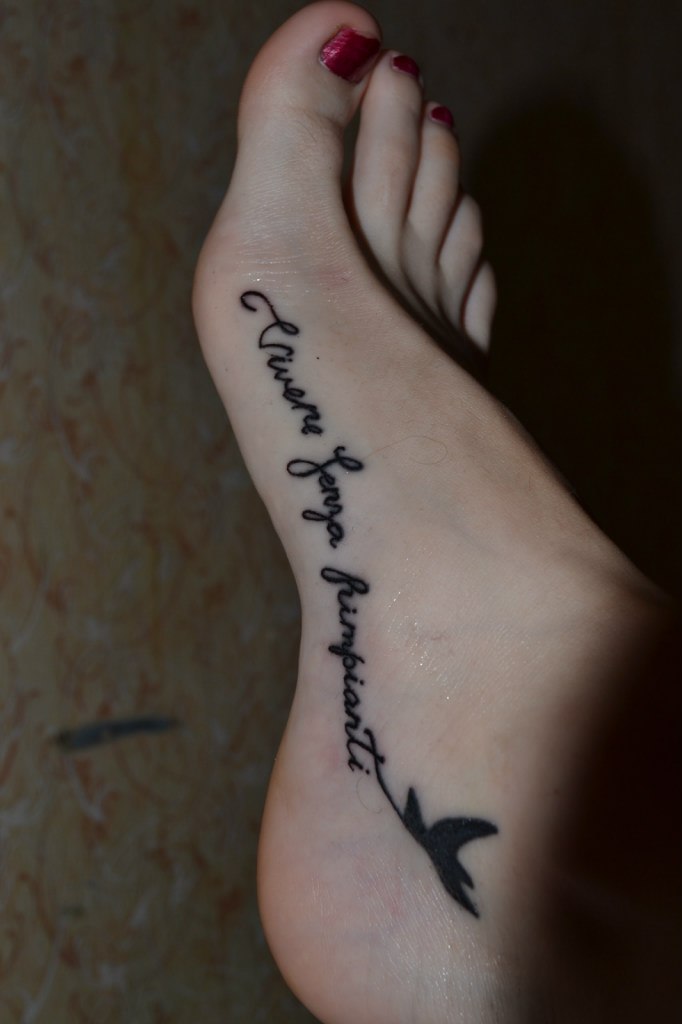 Тату надпись на ноге для девушек на щиколотке с переводом фото