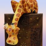 Символ жираф. Значение жирафа. Использование изображения символа: статуэтка, игрушка крючком, брелок, светильник, фотообои с изображением жирафа. Психолог Елена Ковалева.
