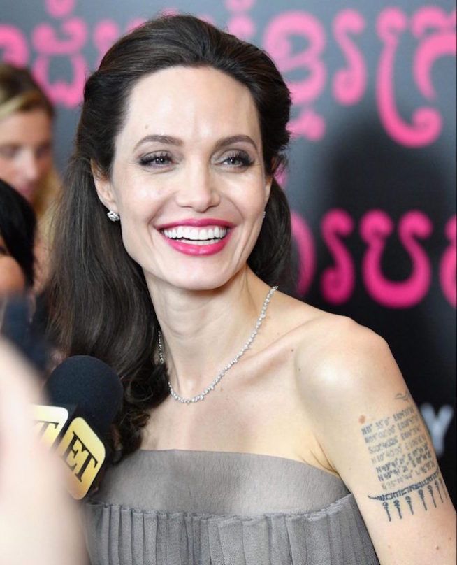 Анджелина Джоли показала татуировку на спине