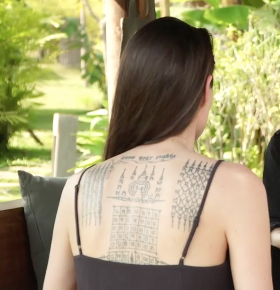 Новые татуировки Анджелина сделала в центре спины - три рисунка изображают буддистские символы. Фото: GLOBAL LOOK PRESS