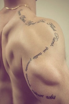 shoulder-tattoos-men-curved-lettering