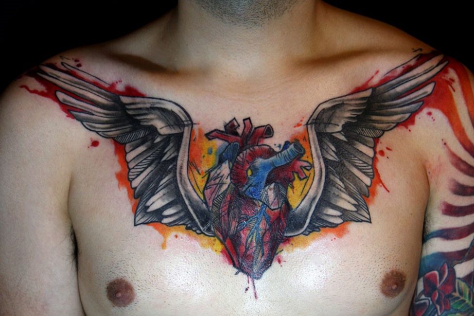 Татуировка крылатое сердце на мужской груди