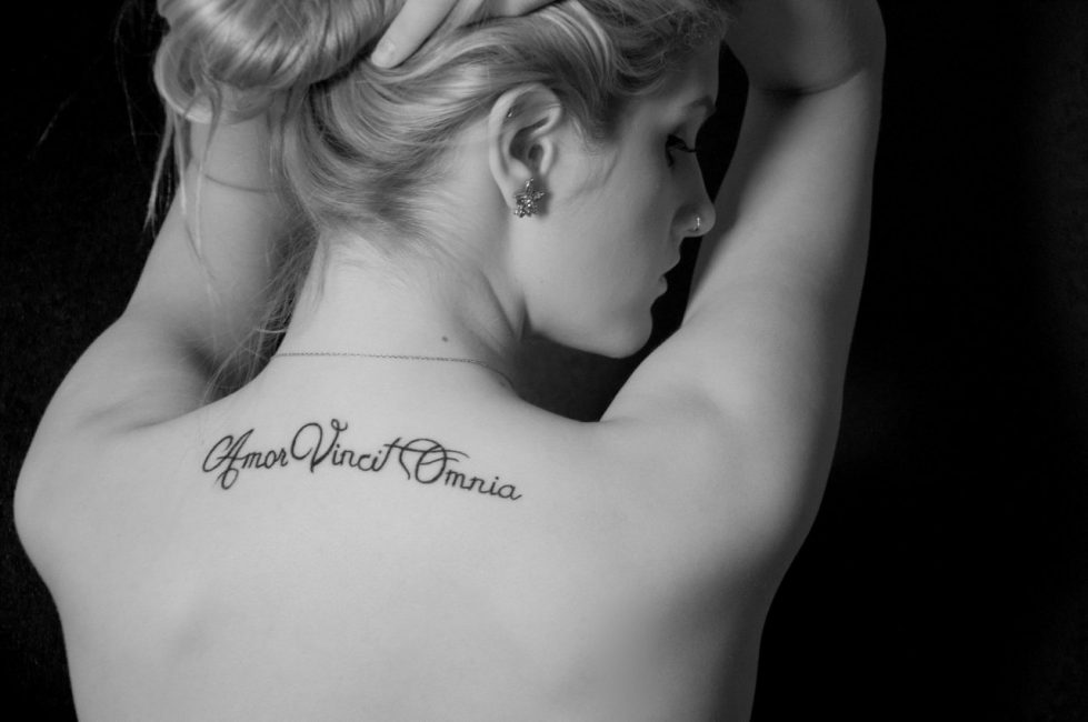 Женские татуировки в виде надписей