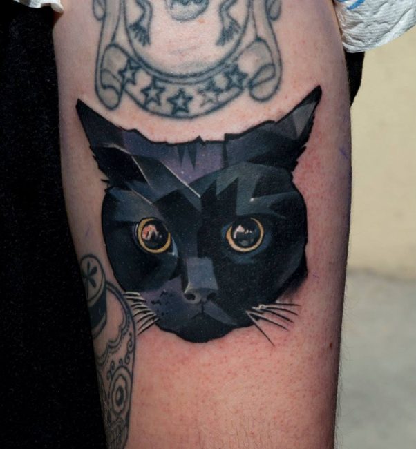 Татуировка в виде кошачьей головы