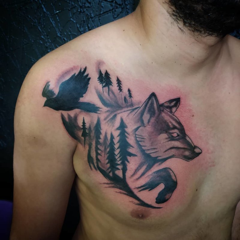 Волк в прыжке на груди