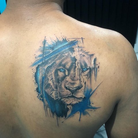 Татуировка льва на лопатке