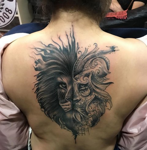 Женская татуировка льва на спине