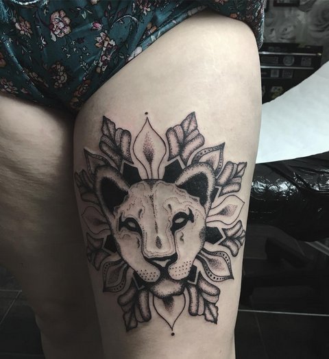 Татуировка льва на ноге женская