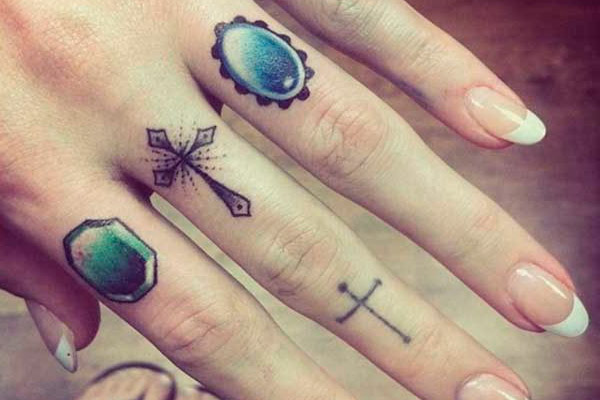 татуировка перстня на пальце у девушки