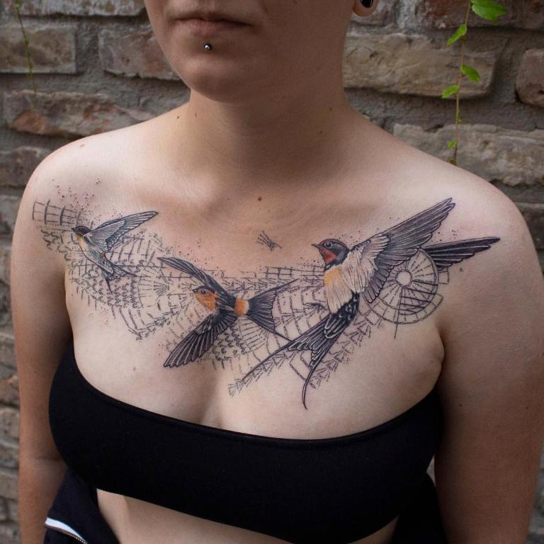 Татуировка синицы на груди