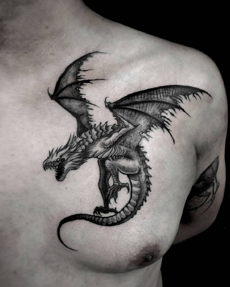 Тату черный дракон на груди