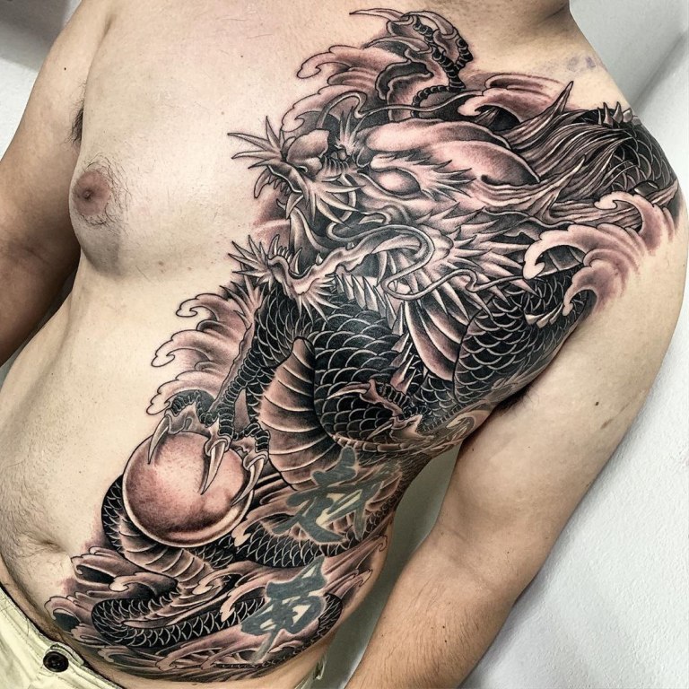 Татуировка дракон на груди