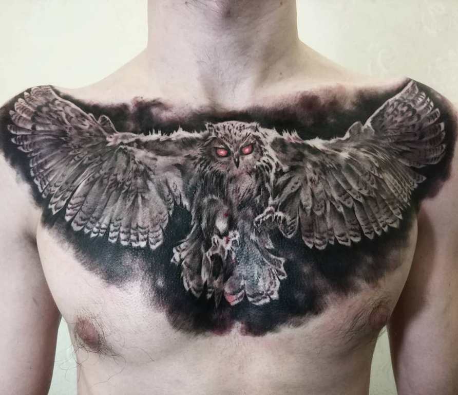 Татуировка сова на груди