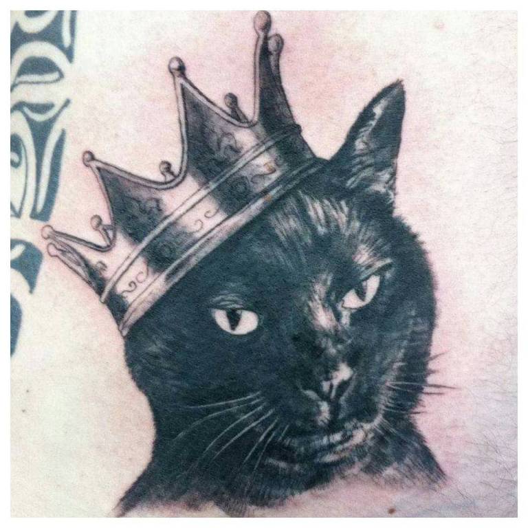 кошка с короной