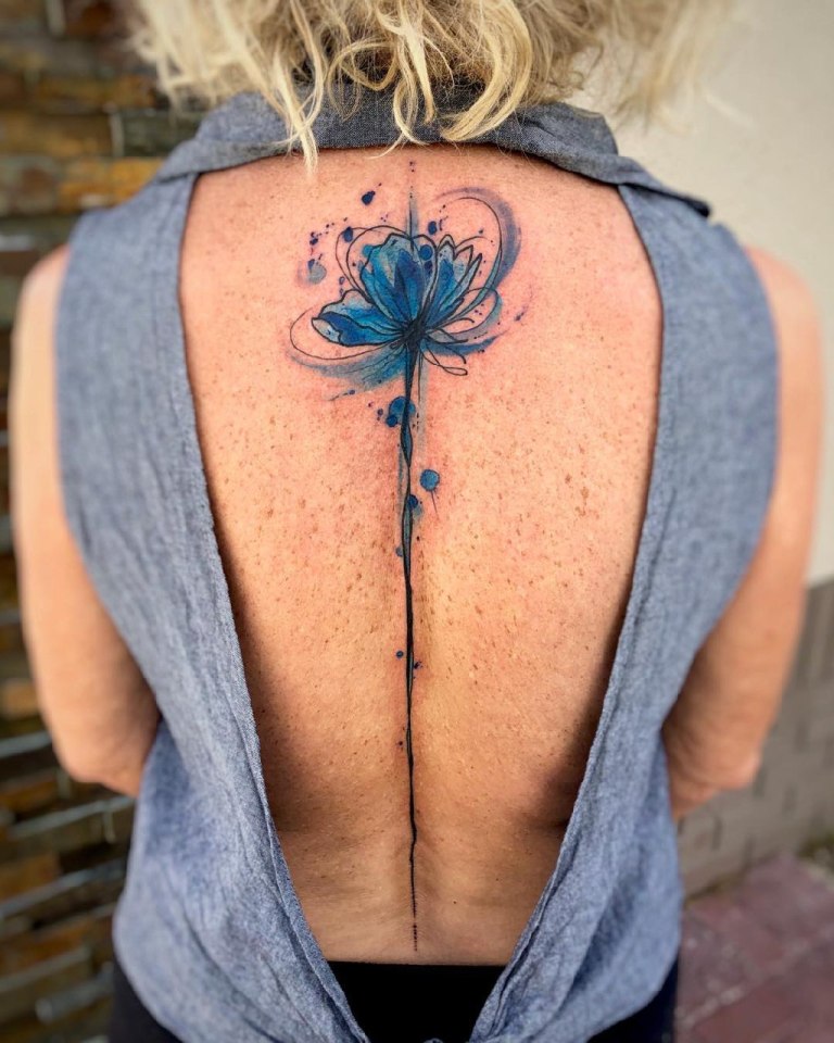 татуировка на спине девушки