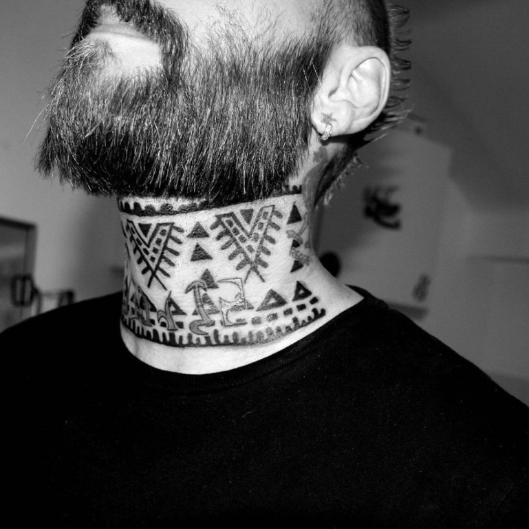 татуировки на шею для мужчин