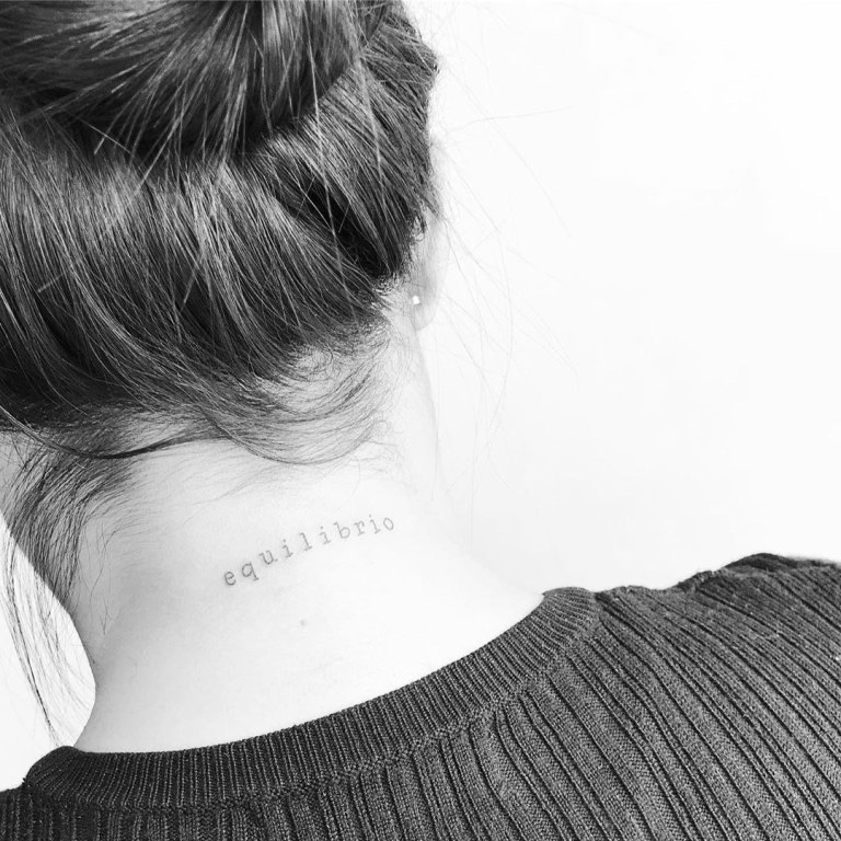 татуировки на шее сзади для девушек
