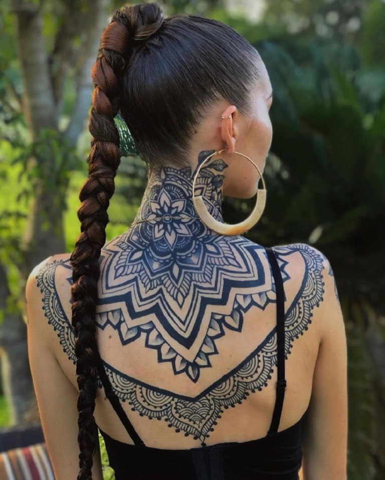 татуировки на шее для девушек