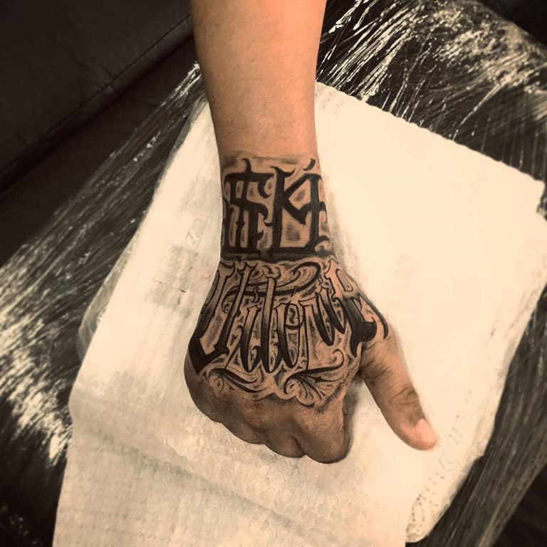 татуировка на руке надпись