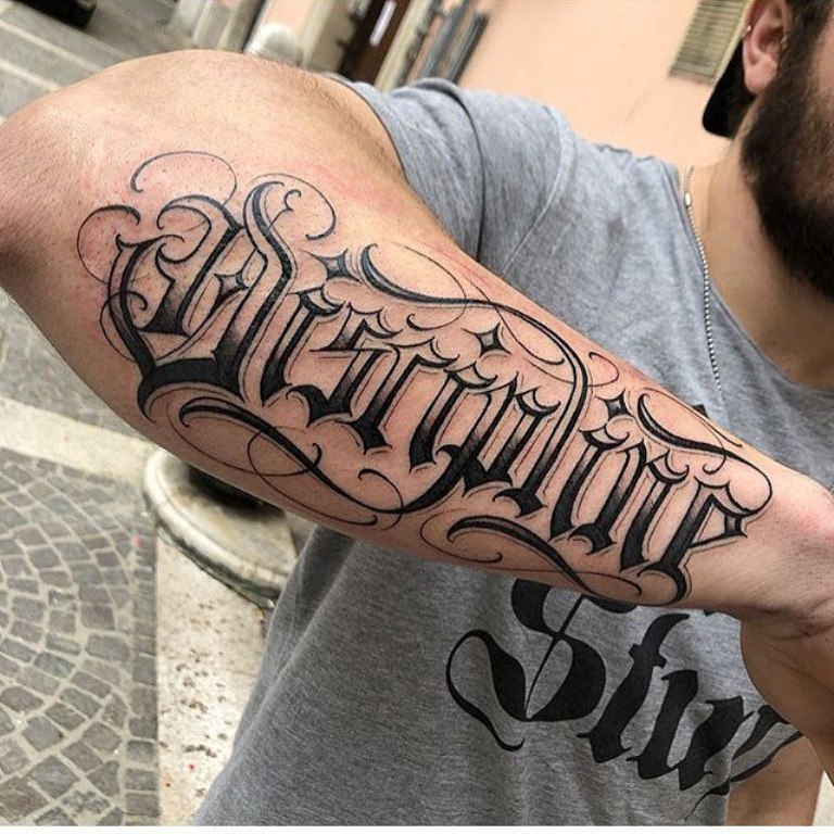 татуировки для мужчин на руке надписи
