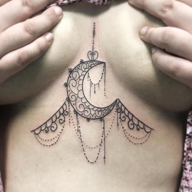 татуировки на женской груди