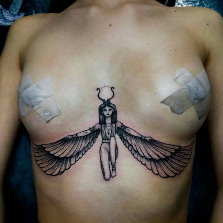 татуировки на грудине женские