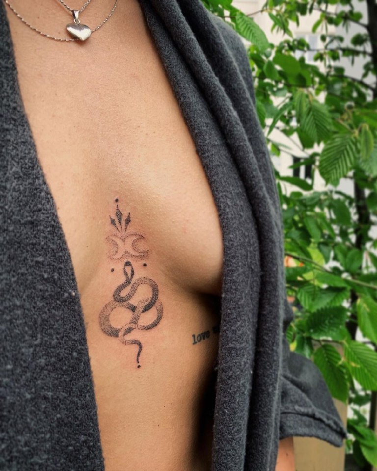 татуировки под грудью
