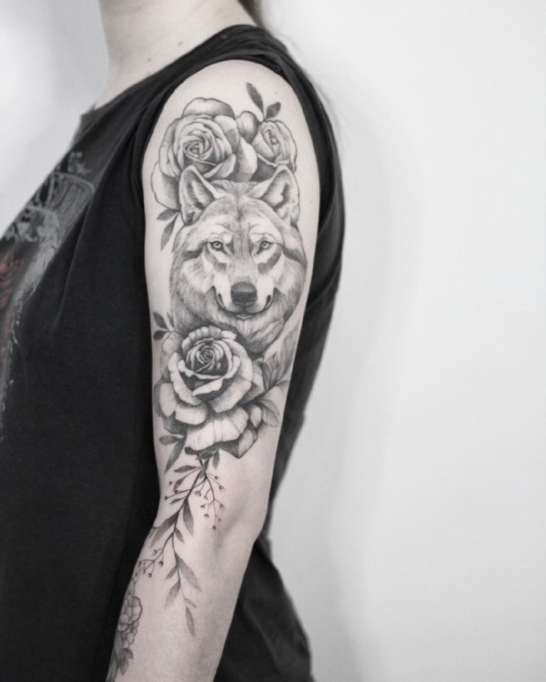 татуировки для девушек волк