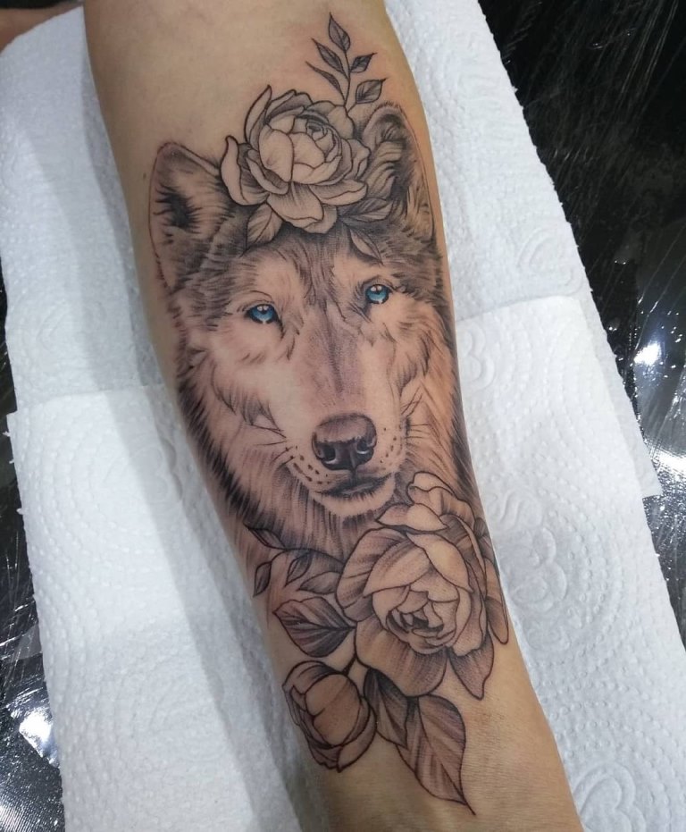 татуировка волчица для девушки