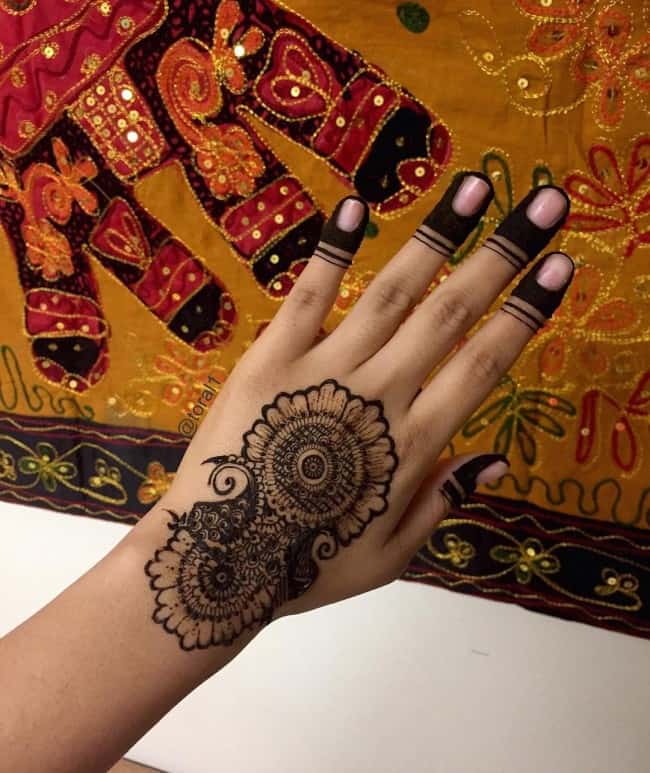 henna on fingers