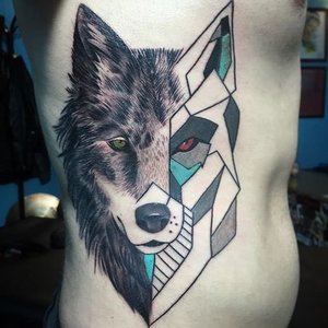 Тату со стилизованным изображением волка