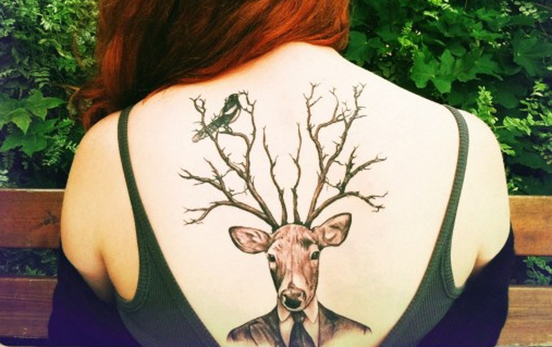 Татуировка олень на спине