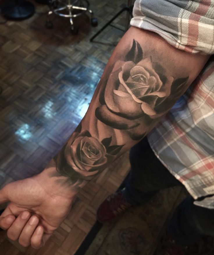 Мужские тату розы на руке