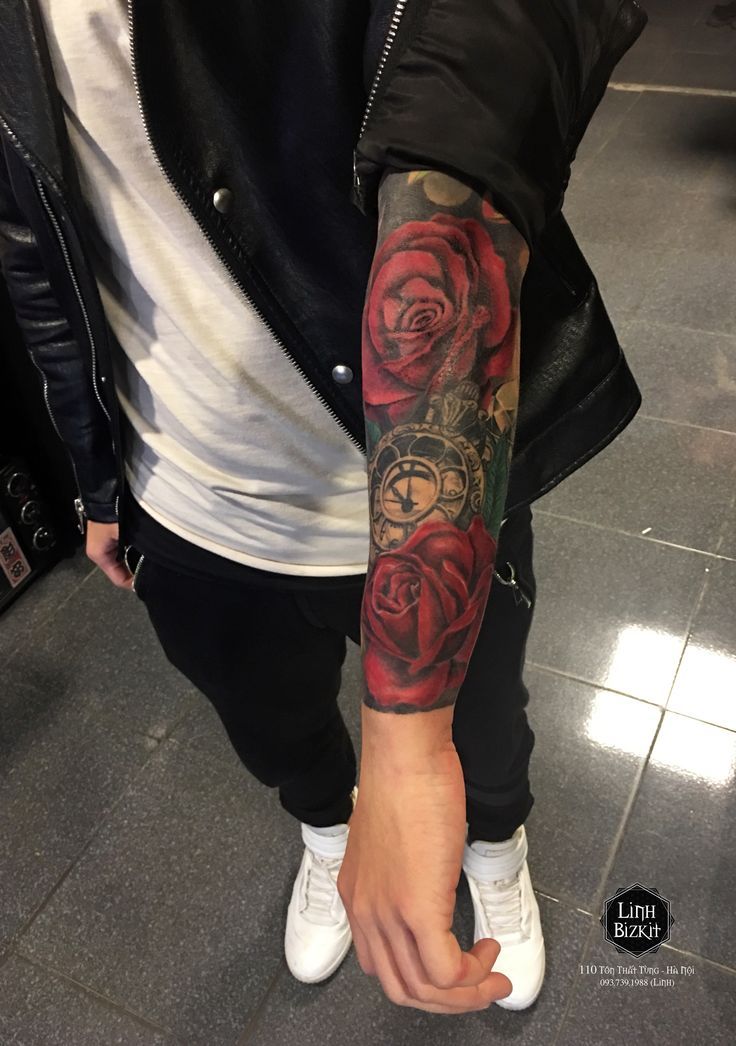 Мужские тату розы на руке