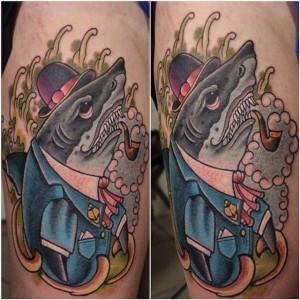 Художественная татуировка «Акула в шляпе» от мастера Александра Соды
