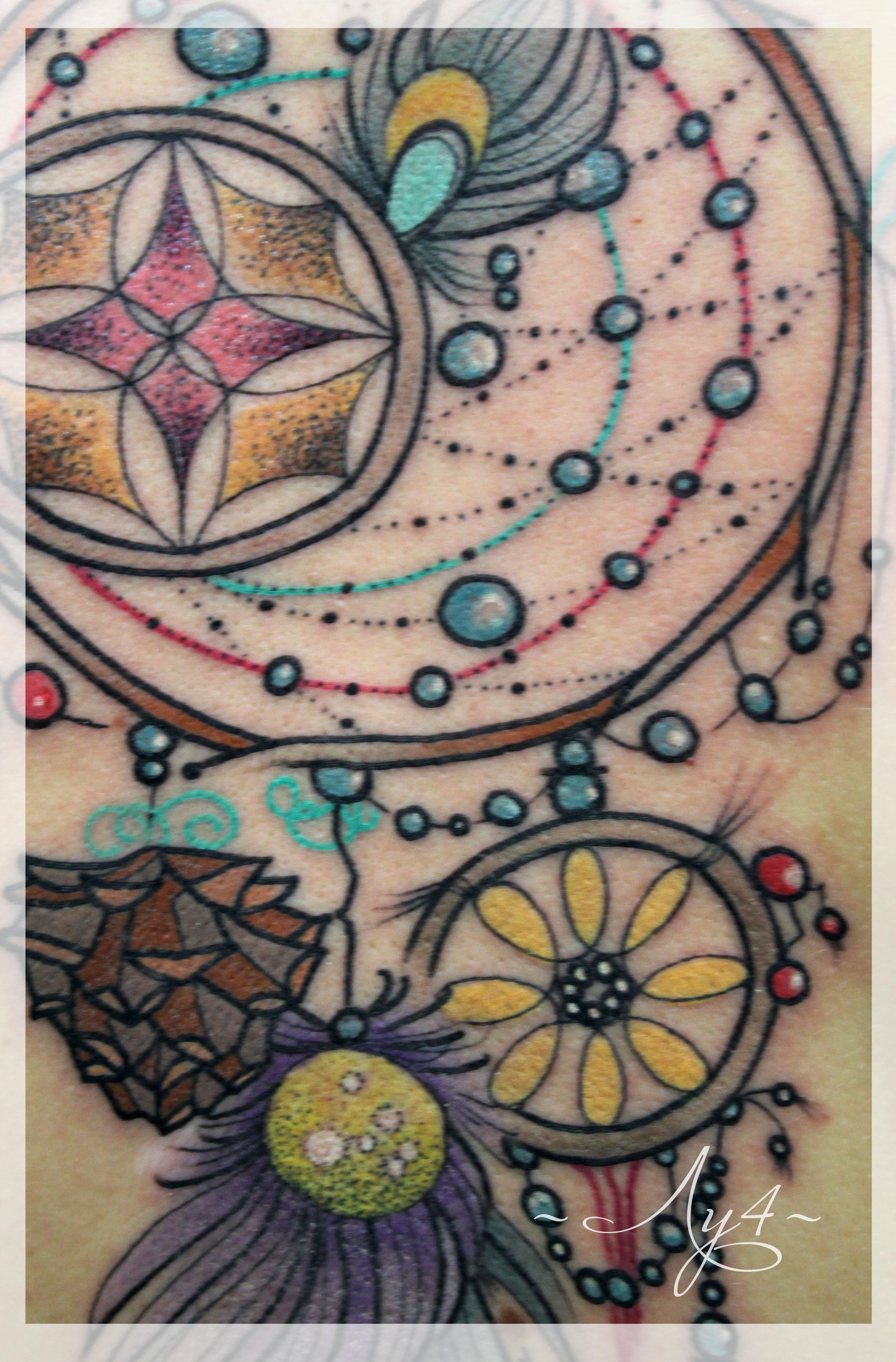 Художественная татуировка «Ловец снов» от мастера Кати Луч. Работа по индивидуальному эскизу. В традиционном стиле с элементами дотворка.