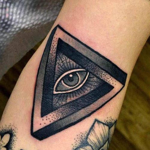 Татуировка всевидящего ока в треугольнике, черно-белая