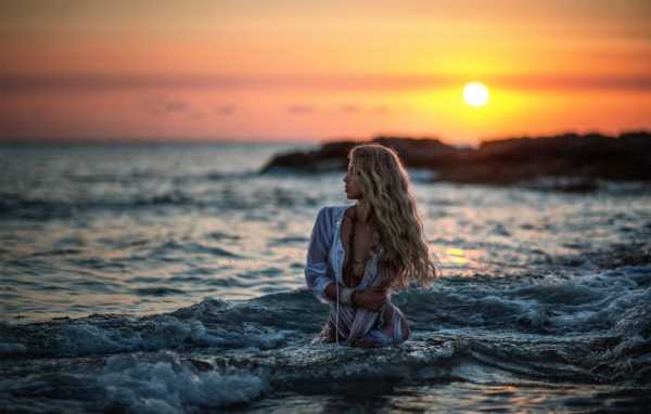 Девушка на фоне моря спиной